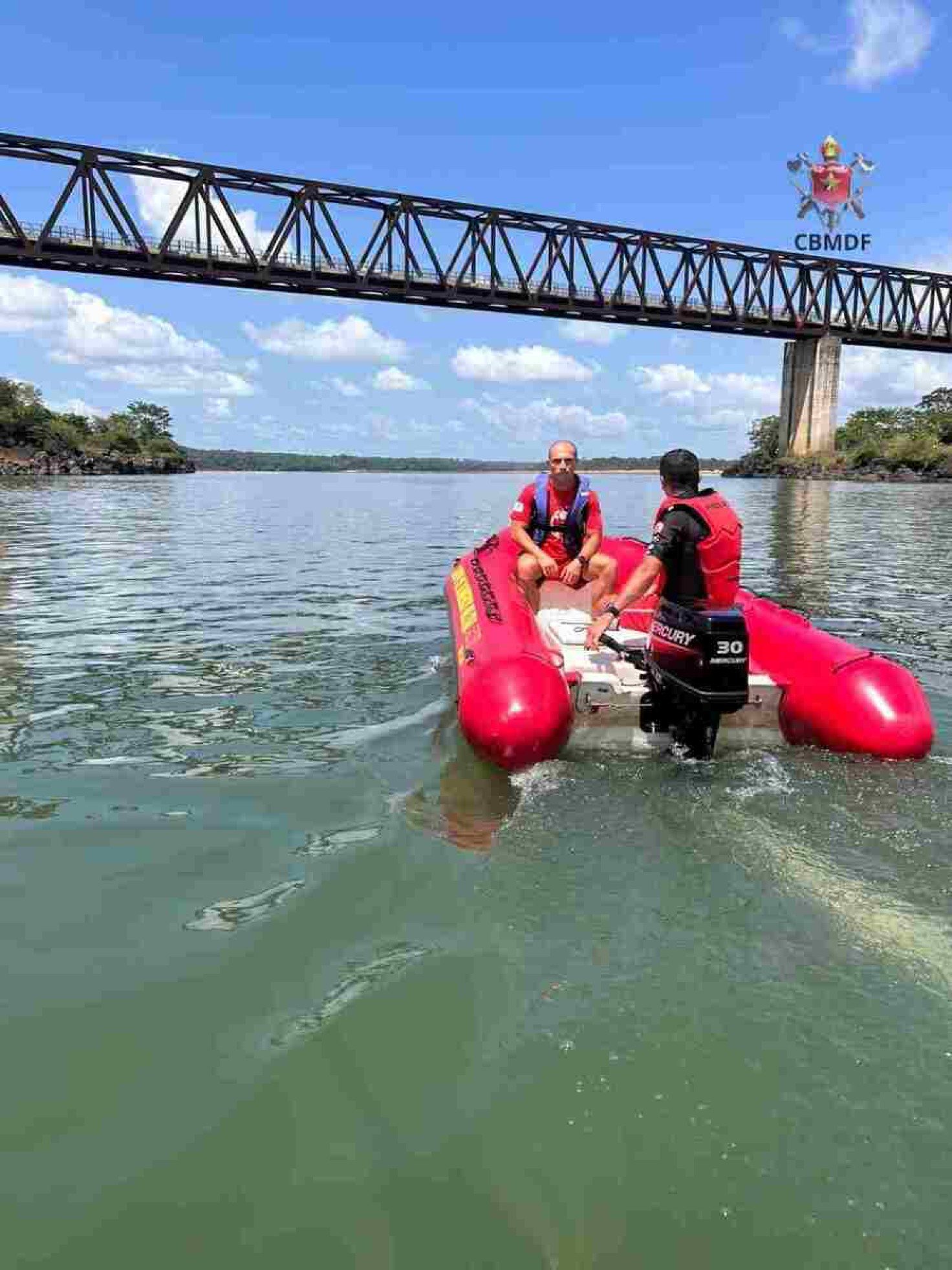Bombeiros do DF trabalham em buscas após queda de ponte no Rio Tocantins