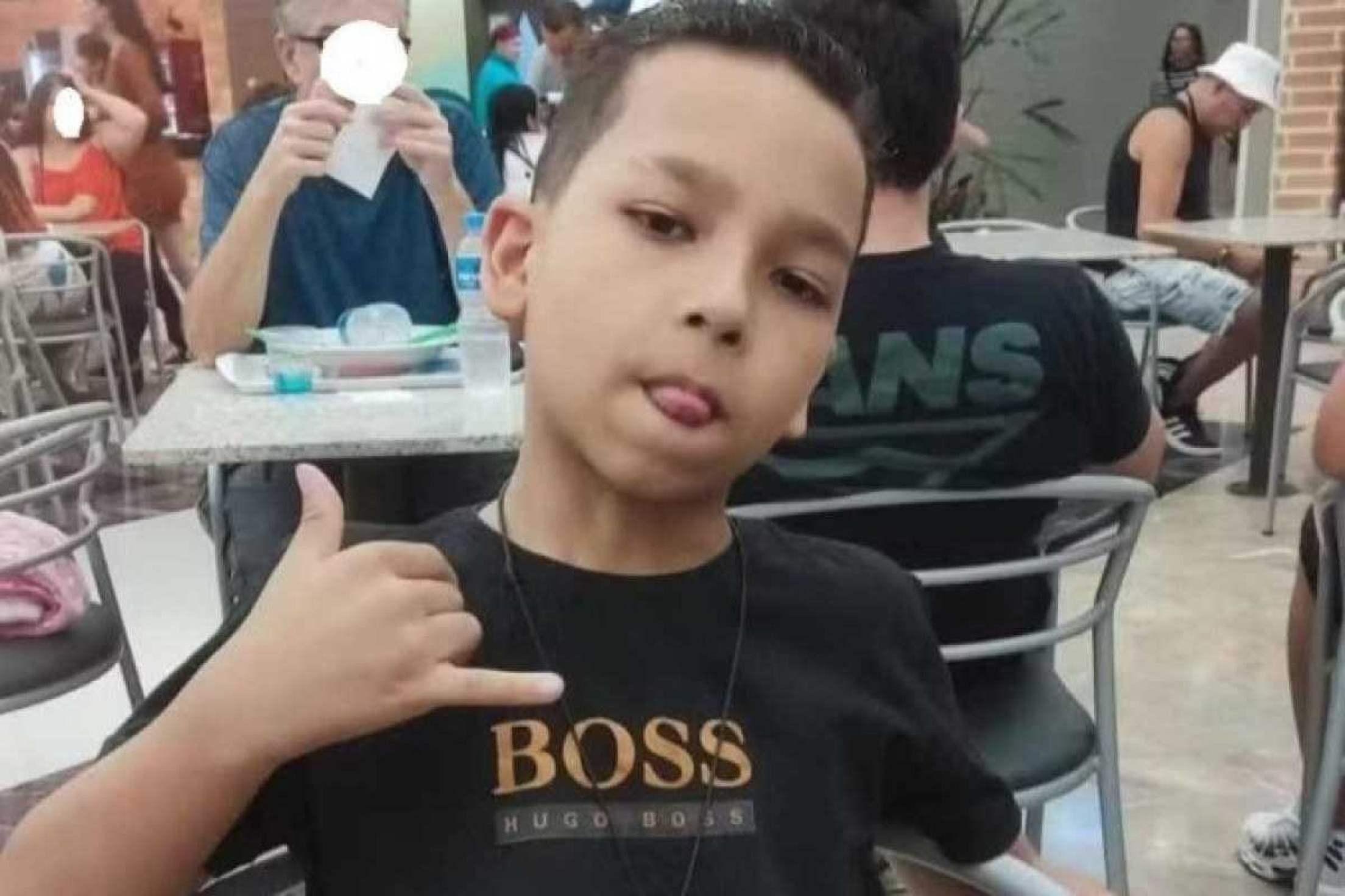 Menino de 9 anos está com bala alojada na nuca e sem movimento da perna