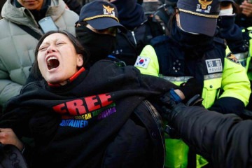 Manifestantes anti-Yoon entram em confronto com a polícia depois que os investigadores não conseguiram prender o presidente suspenso -  (crédito: Reuters)