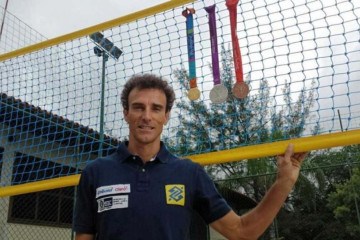 Emanuel se aposentou como único atleta do vôlei de praia a participar de cinco Olimpíadas: subiu ao pódio em Atenas-2004 (ouro); Pequim-2008 (bronze); e Londres-2012 (prata) -  (crédito: MPC Rio/Divulgação)