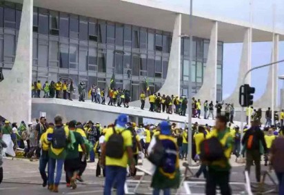 Atos golpistas do 8 de janeiro de 2023 depredaram as sedes dos Três Poderes em Brasília -  (crédito: Marcelo Camargo/Agência Brasil)