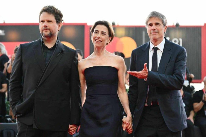  (FILES) Brazilian actor Selton Mello (L), Brazilian actress Fernanda Torres and director Walter Salles attend the red carpet of the movie "Ainda estou aqui (I'm Still Here)" presented in competition during the 81st International Venice Film Festival at Venice Lido, on September 1, 2024. "I'm Still Here," Brazil's hope for Oscars glory, focuses on the country's military dictatorship years (1965-1985) but is also very much "a film about the present," its lead actress Fernanda Torres told AFP during an interview in December 2024. (Photo by Alberto PIZZOLI / AFP)
       -  (crédito:  AFP)