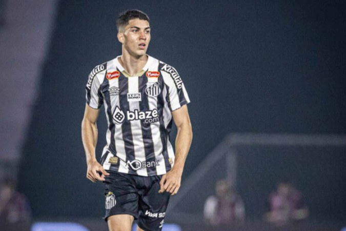 Jair, de 19 anos, pode ser reforço do Botafogo em 2025 -  (crédito: Foto: Raul Baretta/ Santos FC)