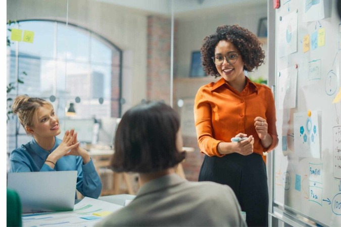 Os cursos de marketing vão além das vendas e ensinam os profissionais a fortalecerem a marca e o relacionamento com os clientes (Imagem: Gorodenkoff | Shutterstock) -  (crédito: Edicase)