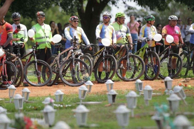 03/01/2025 - CB - Sepultamento do ciclista Tiago Gonçalves, 38, no Cemitério Campo da Esperança - Taguatinga 