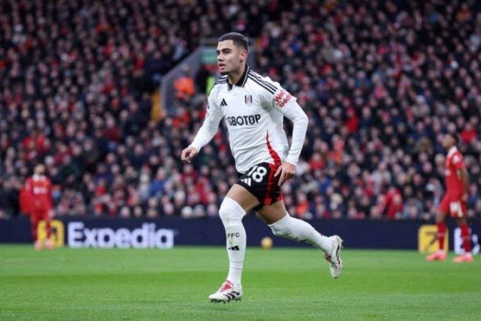  LIVERPOOL, ENGLAND - DECEMBER 14: Andreas Pereira of Fulham celebrates scoring his team's first goal during the Premier League match between Liverpool FC and Fulham FC at Anfield on December 14, 2024 in Liverpool, England. (Photo by Alex Livesey/Getty Images)
     -  (crédito:  Getty Images)