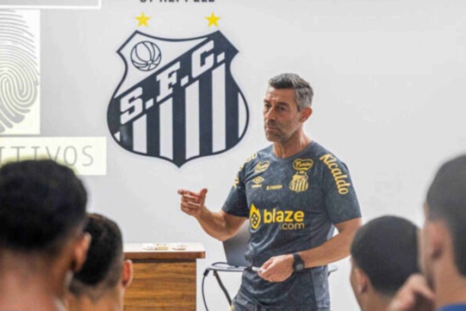 Caixinha e seu primeiro contato com os atletas do Peixe -  (crédito: Foto: Leandro Reis/ Santos FC))