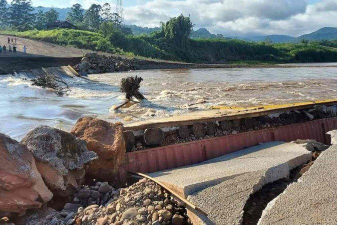 Ponte construída após enchente é levada por correnteza no Rio Grande do Sul