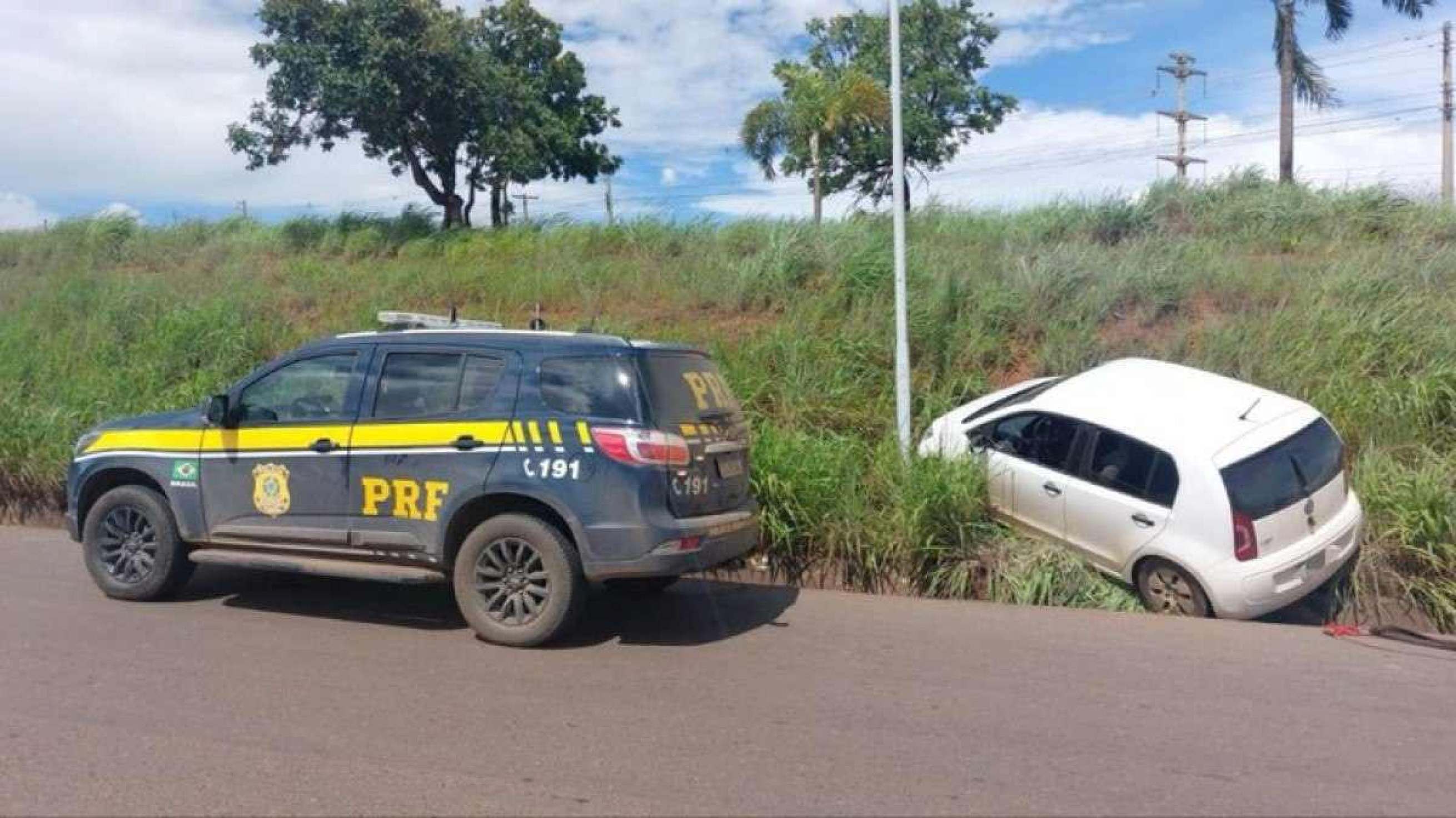 PRF prende homem com carro roubado, no Gama, após perseguição