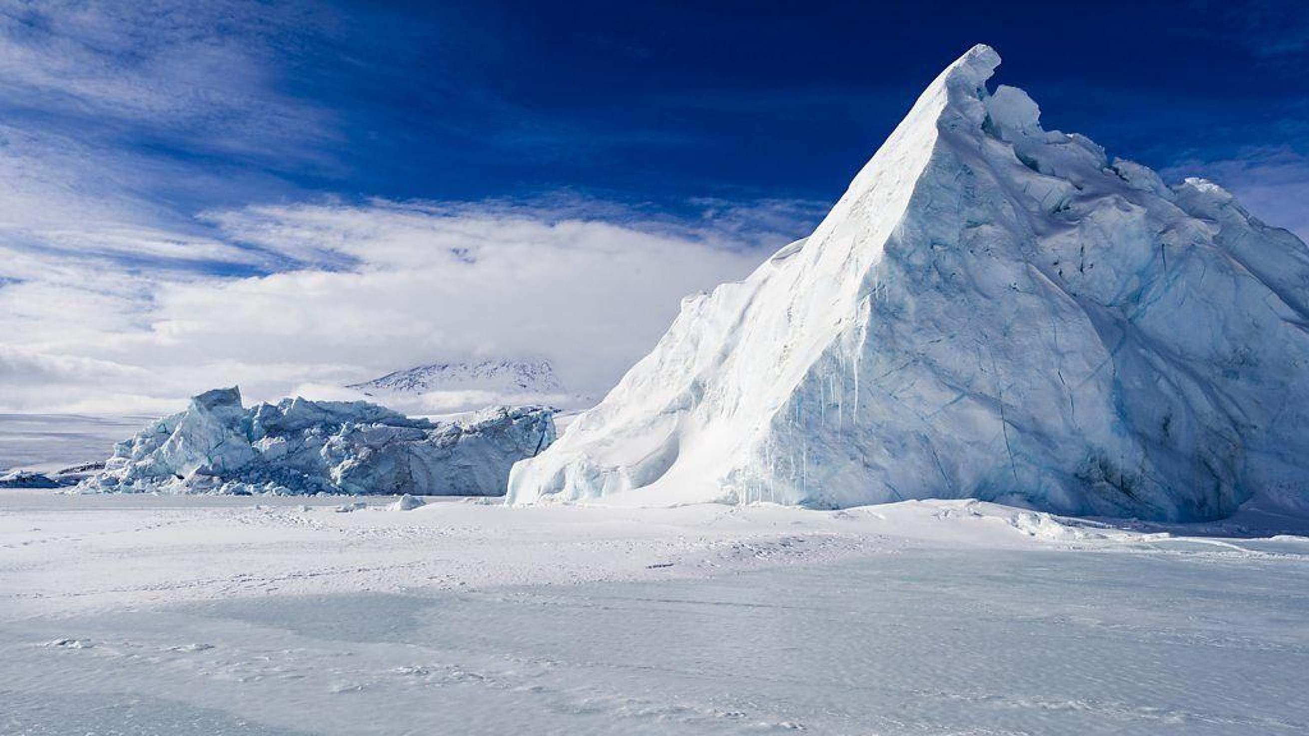 O aquecimento da Antártida faz desaparecer as imagens famosas de geleiras gigantes e pinguins-imperadores -  (crédito: Getty Images)