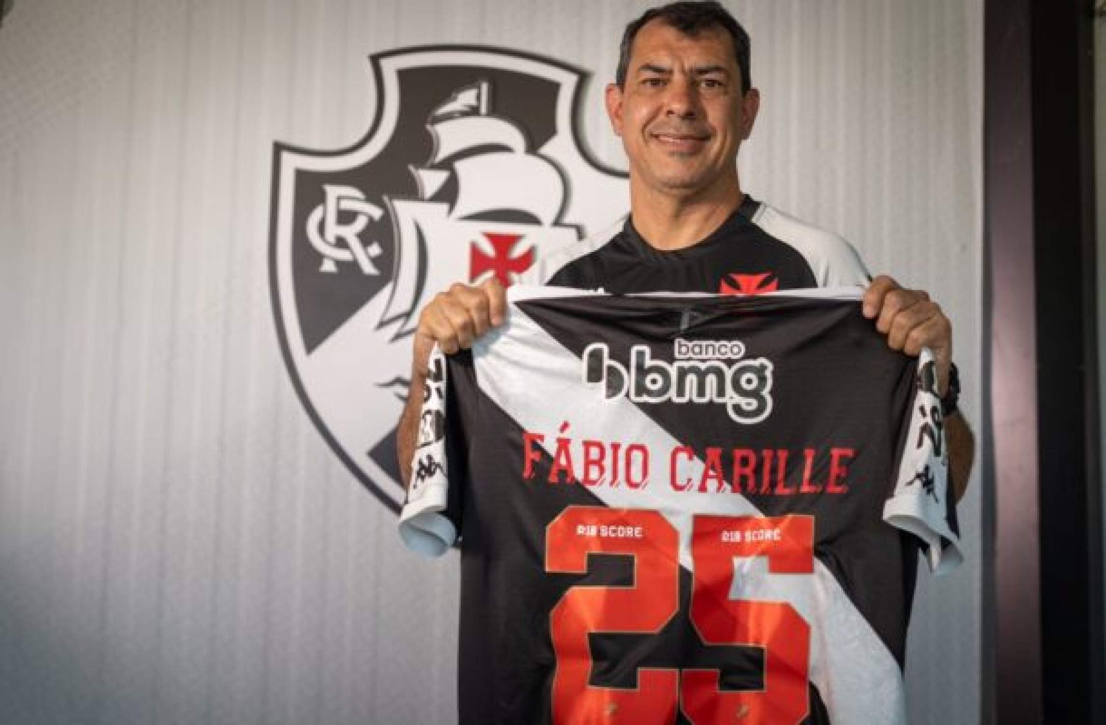 Carille veste camisa do Vasco pela primeira vez