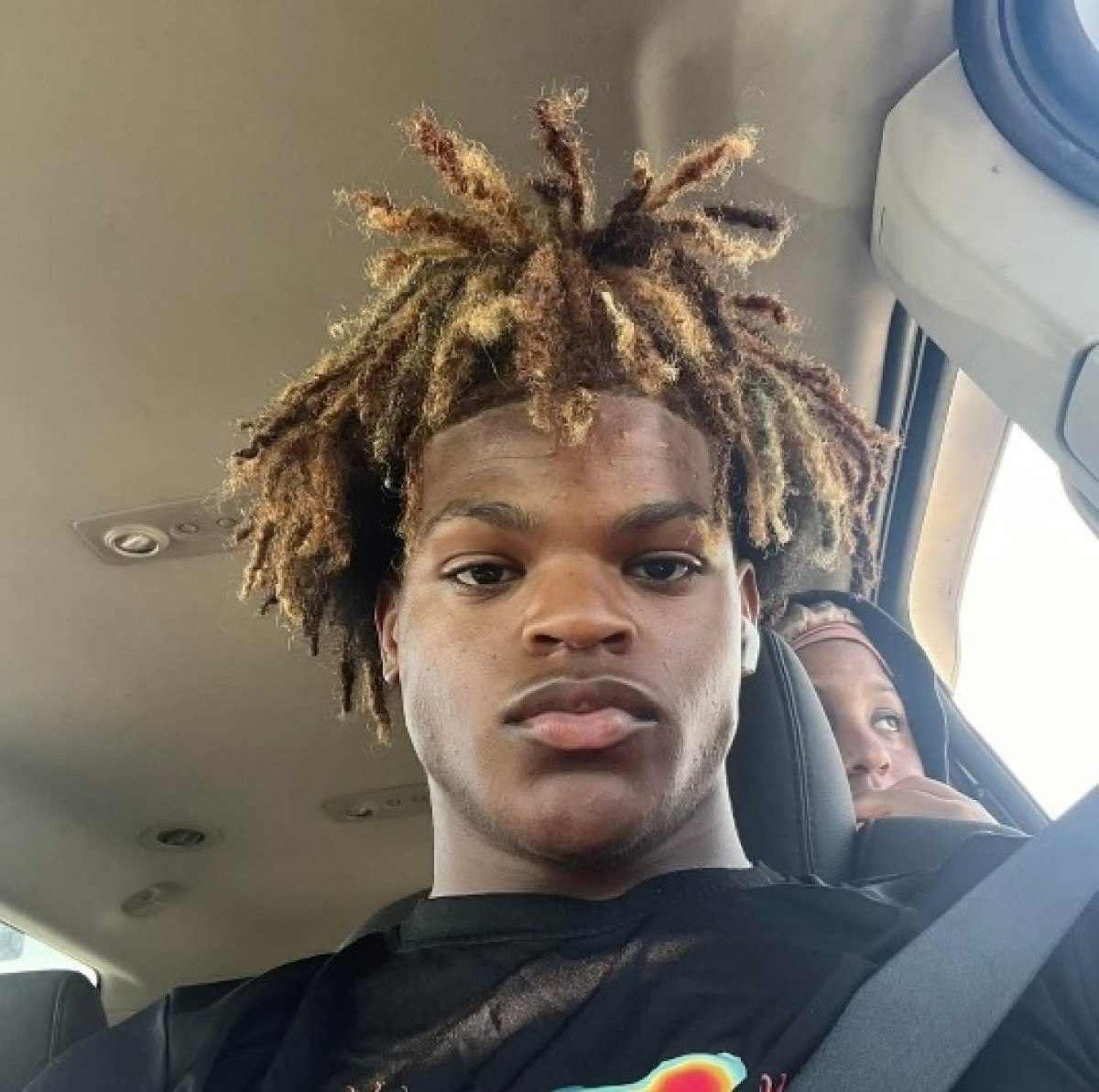 Zion Parsons (E), 18 anos, presenciou a morte da melhor amiga, Nikyra Dedeaux, de mesma idade: "Ela partiu em paz"