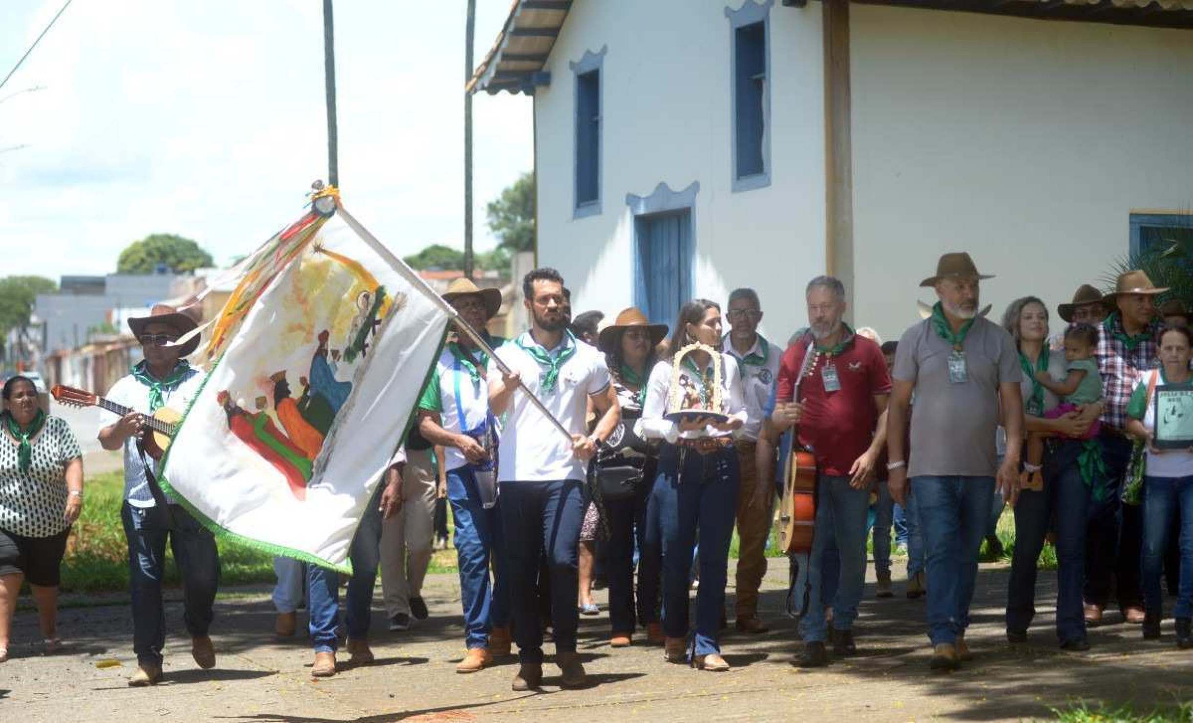 Os foliões e fiéis percorrem as ruas de Planaltina, visitando e abençoando as casas que possuem presépio ou imagem do menino Jesus 