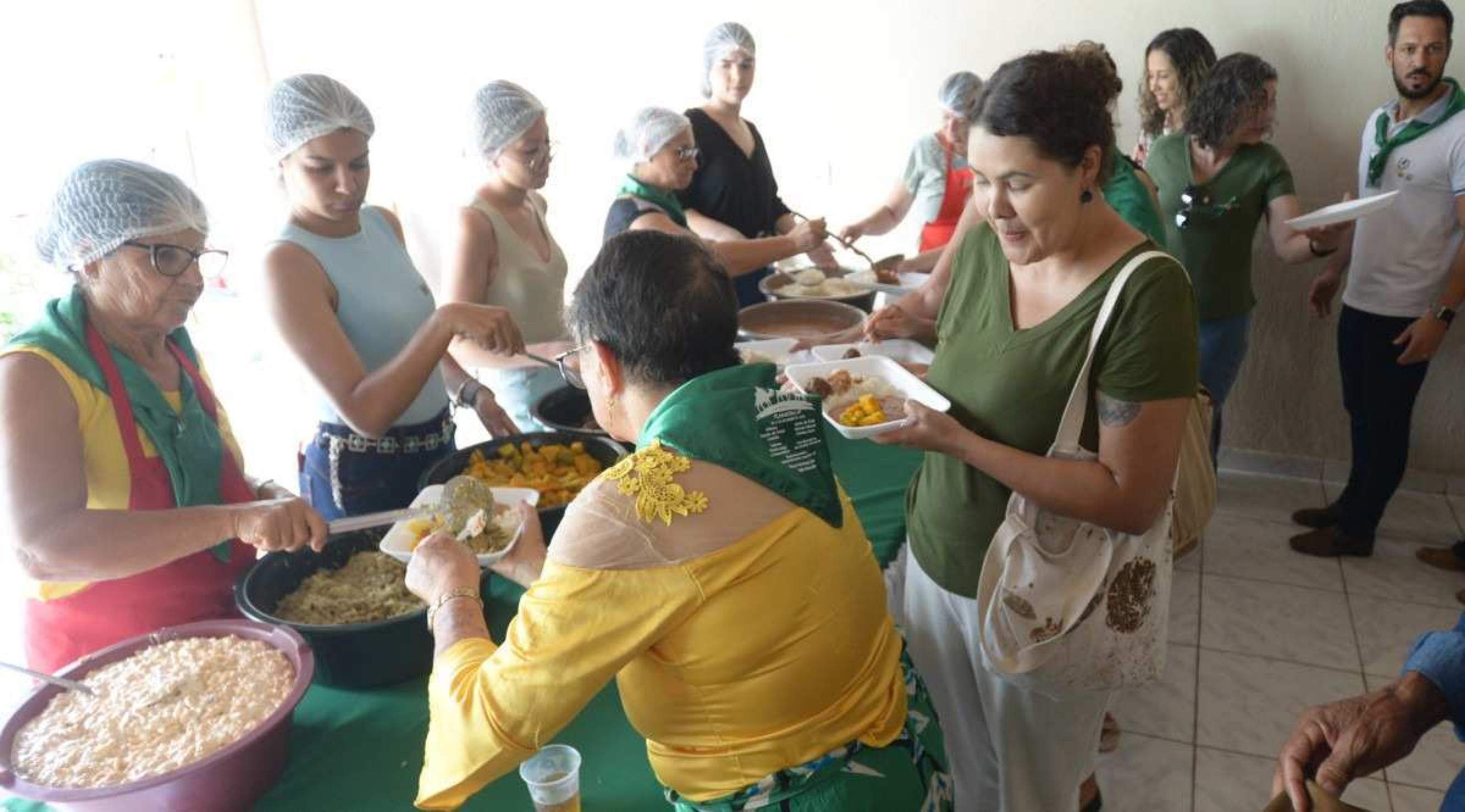 Além de cantar e dançar, os floiões almoçam e hospedam-se nas casa dos anfritriões