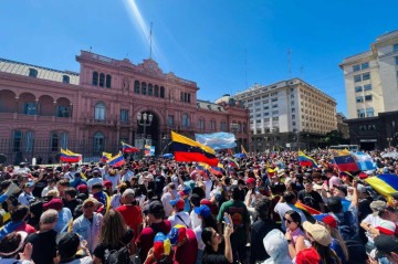 Venezuelanos reunidos em frente à Casa Rosada: 