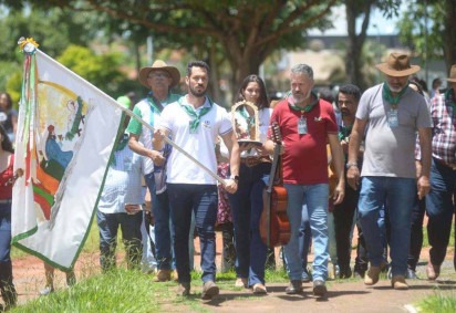 Os foliões e fiéis percorrem as ruas de Planaltina, visitando e abençoando as casas que possuem presépio ou imagem do menino Jesus  -  (crédito:  Ed Alves/CB/DA.Press)