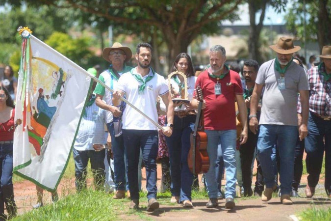 Os foliões e fiéis percorrem as ruas de Planaltina, visitando e abençoando as casas que possuem presépio ou imagem do menino Jesus  -  (crédito:  Ed Alves/CB/DA.Press)