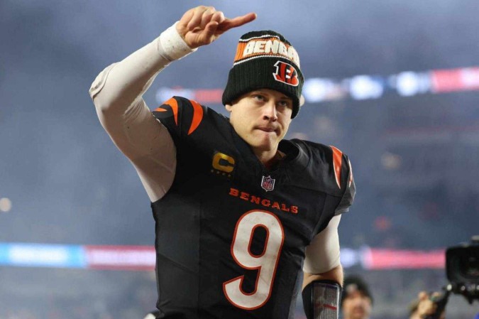  CINCINNATI, OHIO - DECEMBER 28: Joe Burrow #9 of the Cincinnati Bengals reacts after a 30-24 overtime victory against the Denver Broncos at Paycor Stadium on December 28, 2024 in Cincinnati, Ohio.   Andy Lyons/Getty Images/AFP (Photo by ANDY LYONS / GETTY IMAGES NORTH AMERICA / Getty Images via AFP)
       -  (crédito:  Getty Images via AFP)