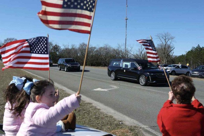 Moradores de Plains veem o cortejo com o corpo do ex-presidente -  (crédito: Joe Raedle/Getty Images/AFP)