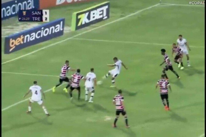 Fora de casa,o Treze (de branco) faz 2 a 1 no Santa Cruz e elimina os pernambucanos da Copa do Nordeste - (crédito: Reprodução de TV) Fora de casa,o Treze (de branco) faz 2 a 1 no Santa Cruz e elimina os pernambucanos da Copa do Nordeste - (crédito: Reprodução de TV)