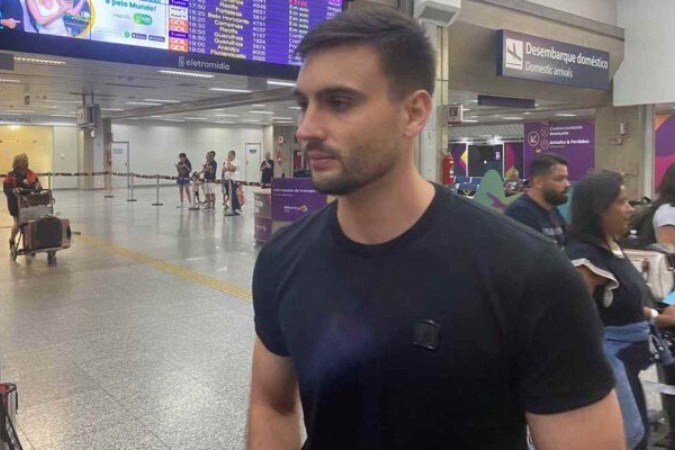 Daniel Fuzato, novo goleiro do Vasco, fala aos repórteres no Galeão - (crédito: Foto: Carlos Berbert / J10) Daniel Fuzato, novo goleiro do Vasco, fala aos repórteres no Galeão - (crédito: Foto: Carlos Berbert / J10)
