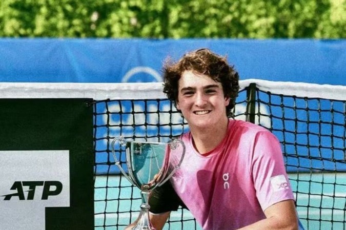 João Fonseca comemora a conquista do Challenger de Camberra, na Austrália -  (crédito: Reprodução/Instagram/Joaoffonseca)