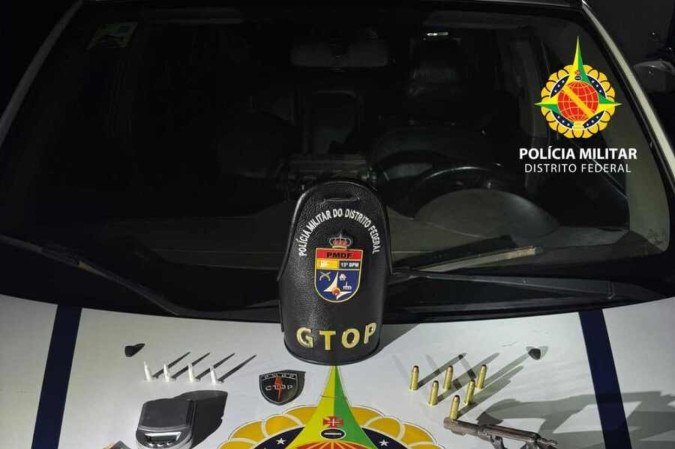 Além das drogas e armas, o homem também carregava mais de mil reais em dinheiro - (crédito: PMDF) Além das drogas e armas, o homem também carregava mais de mil reais em dinheiro - (crédito: PMDF)