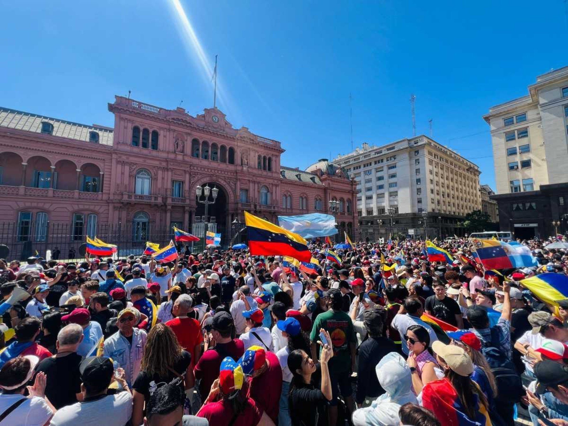 Venezuelanos reunidos em frente à Casa Rosada: "Liberdade! Liberdade!" Venezuelanos reunidos em frente à Casa Rosada, na Plaza de Mayo: "Liberdade! Liberdade!"