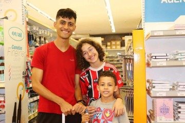 Thales Lessa, com seu primo Raul e Júlia Lessa comprando os materiais de Júlia