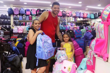 Heraldo comprou novas mochilas para as filhas, Sofia e Lara -  (crédito: Bruna Pauxis)