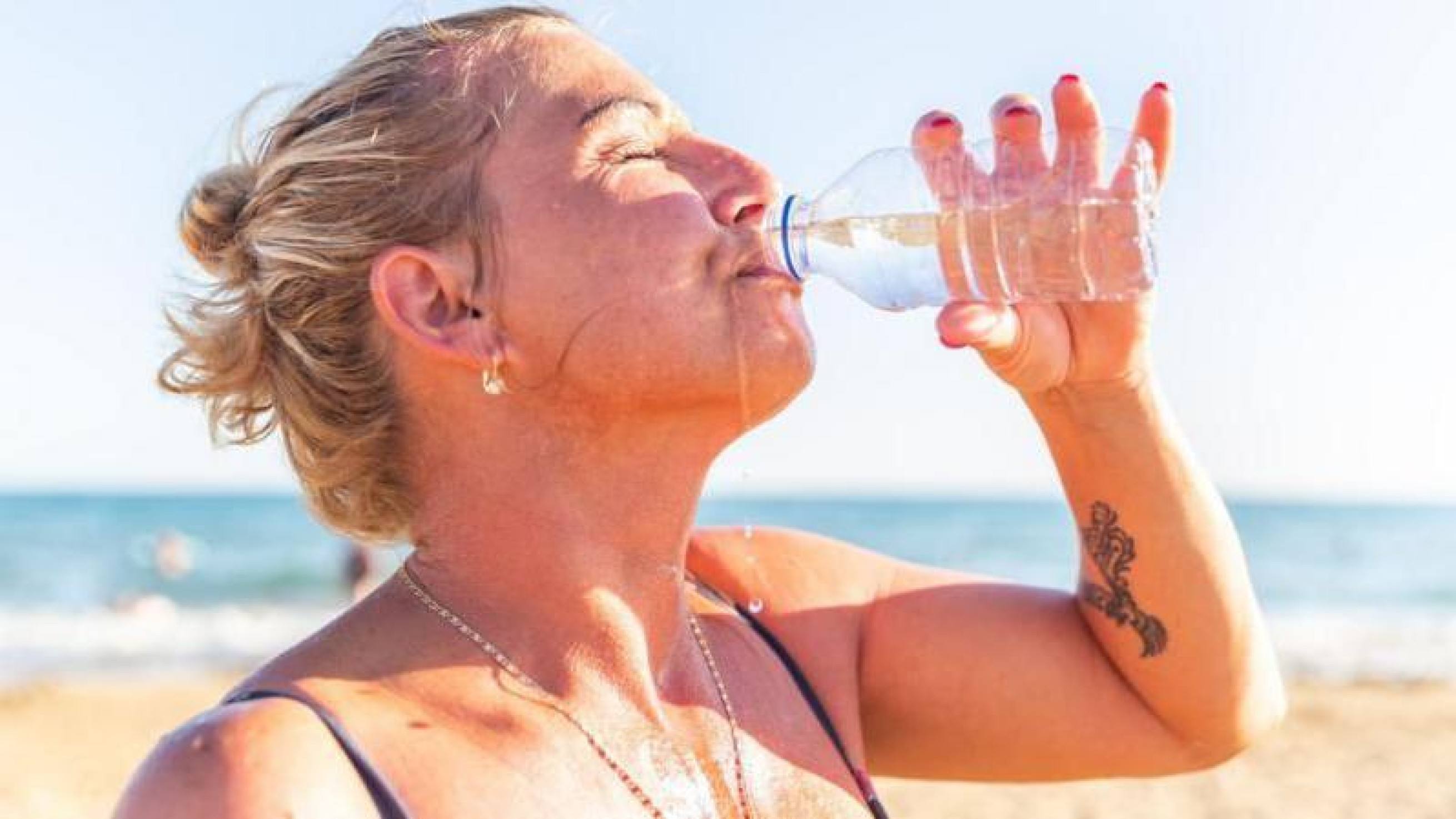 Beber água do mar causa sério risco de desidratação para os seres humanos -  (crédito: Getty Images)