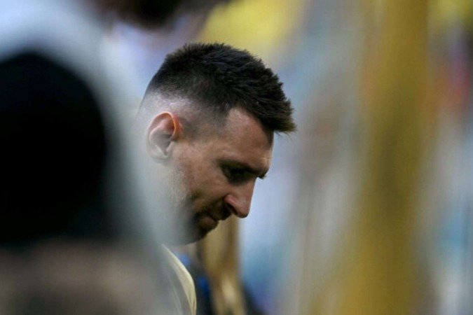  Argentina's forward #10 Lionel Messi gestures ahead of the Conmebol 2024 Copa America tournament final football match between Argentina and Colombia at the Hard Rock Stadium, in Miami, Florida on July 14, 2024. (Photo by Chandan Khanna / AFP)
     -  (crédito:  AFP via Getty Images)