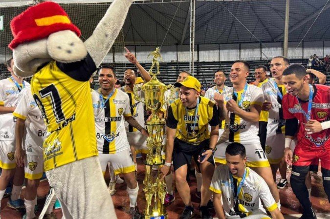 O LocTrad quebrou a hegemonia do Vila Dimas com uma imponente goleada por 5 x 2 na final do principal torneio masculino -  (crédito: Arthur Ribeiro/CB)