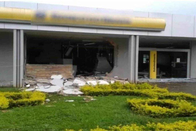 Fugitivo da Papuda e filho assaltaram banco no interior do Goiás
- (crédito: Reprodução / TV Anhanguera) Fugitivo da Papuda e filho assaltaram banco no interior do Goiás
- (crédito: Reprodução / TV Anhanguera)