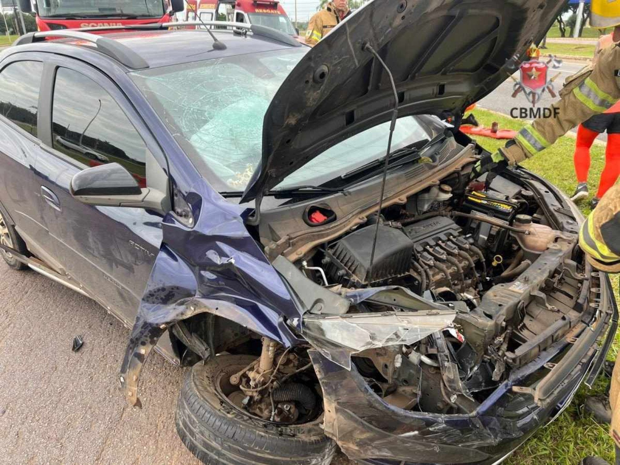 Acidente entre carro e caminhão na BR-060 deixa uma mulher ferida