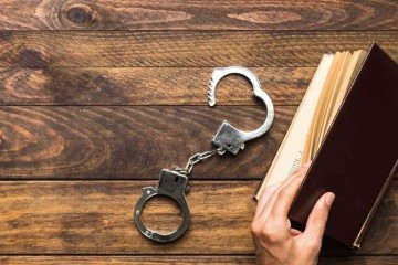 Jaci, que respondeu ao processo presa preventivamente, recebeu a pena de 13 anos, quatro meses e 27 dias  -  (crédito: Freepik/Reprodu&ccedil;&atilde;o)