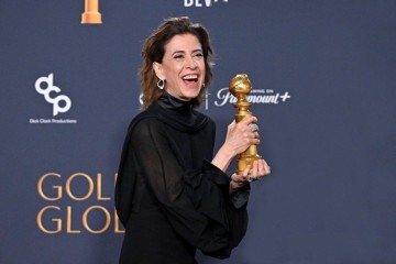  Brazilian actress Fernanda Torres poses with the Best Performance by a Female Actor in a Motion Picture ... Drama award for 'I'm Still Here' in the press room during the 82nd annual Golden Globe Awards at the Beverly Hilton hotel in Beverly Hills, California, on January 5, 2025. (Photo by Robyn Beck / AFP)
     -  (crédito:  AFP)