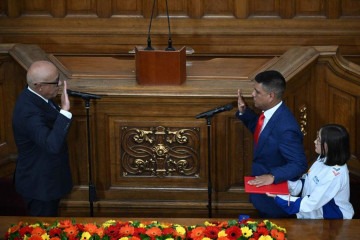 O Presidente da Assembleia Nacional, Jorge Rodriguez (R), empossa Pedro Infante (L) como Primeiro Vice-Presidente da Assembleia Nacional durante a instalação do Parlamento Nacional no Palácio Legislativo Federal em Caracas       -  (crédito: Federico PARRA / AFP)