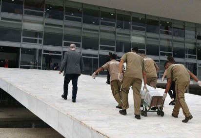 Parte das obras de arte foi entregue, ontem, no Palácio do Planalto: itens chegaram em caminhão escoltado pela Polícia Federal -  (crédito:  ESTADÃO CONTEÚDO)