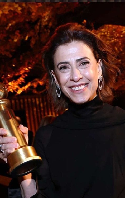 Fernanda Torres é a primeira brasileira a ganhar o Globo de Ouro e indica livros para conhecer a história do Brasil  -  (crédito:  Golden Globes / Divulgação)