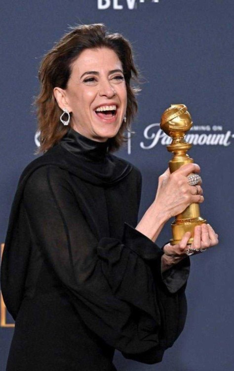  Brazilian actress Fernanda Torres poses with the Best Performance by a Female Actor in a Motion Picture ... Drama award for 'I'm Still Here' in the press room during the 82nd annual Golden Globe Awards at the Beverly Hilton hotel in Beverly Hills, California, on January 5, 2025. (Photo by Robyn Beck / AFP)
     -  (crédito:  AFP)