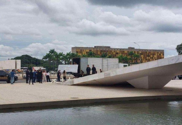 Nesta semana, o Palácio do Planalto começou a receber as obras de arte restauradas após os ataques extremistas de 8 de janeiro - (crédito: Victor Correia/CB/D.A. Press)