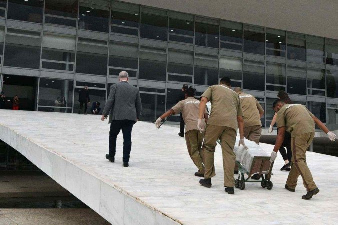 Parte das obras de arte foi entregue, ontem, no Palácio do Planalto: itens chegaram em caminhão escoltado pela Polícia Federal -  (crédito:  ESTADÃO CONTEÚDO)