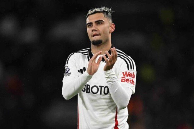  LONDON, ENGLAND - DECEMBER 08: Andreas Pereira of Fulham acknowledges the home fans at the end of the Premier League match between Fulham FC and Arsenal FC at Craven Cottage on December 08, 2024 in London, England. (Photo by Mike Hewitt/Getty Images)
     -  (crédito:  Getty Images)
