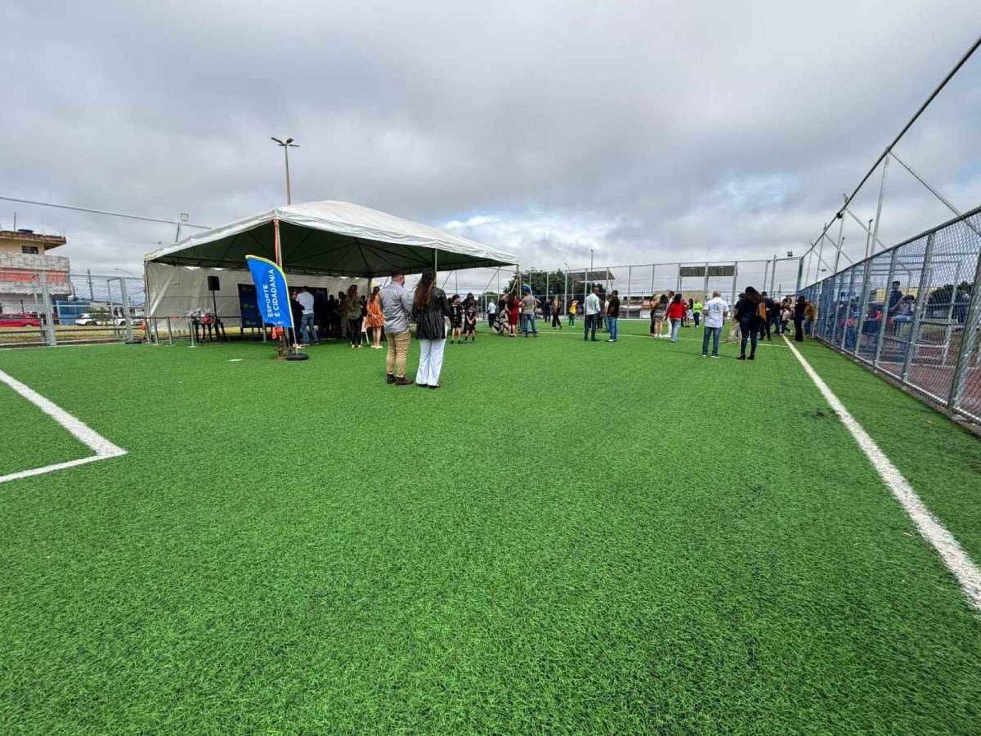 Campo de grama sintética é inaugurado no Recanto das Emas 