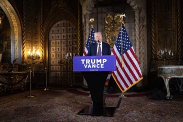 Trump responde a perguntas de jornalistas em seu resort de Mar-a-Lago, na Flórida: ameaças a países da região e a ilha da Dinamarca -  (crédito: Scott Olson/Getty Images/AFP)