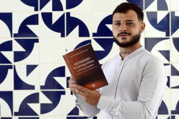 Richard Coátio, 25 anos, autor da obra: 'A jornada de trabalho de 44h é um resquício da escravidão no Brasil' -  (crédito:  Marcelo Ferreira/CB/D.A Press)