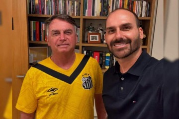 O presidente Jair Bolsonaro (PL) compartilhou a notícia sem comentar; seu filho, o deputado Eduardo Bolsonaro (dir., PL-RJ), disse que esse é o início de uma revisão histórica -  (crédito: Divulgação/Instagram)