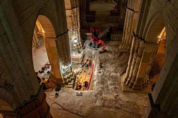 A restauração foi necessária devido à colocação de uma laje de aquecimento na igreja na década de 1970 -  (crédito: Christophe Fouquin/Inrap)