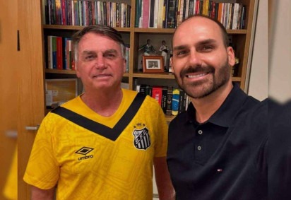 O presidente Jair Bolsonaro (PL) compartilhou a notícia sem comentar; seu filho, o deputado Eduardo Bolsonaro (dir., PL-RJ), disse que esse é o início de uma revisão histórica -  (crédito: Divulgação/Instagram)